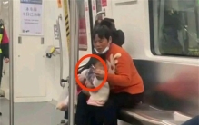 大妈在地铁里抽烟 居然还给小孩儿抽（不良教育）