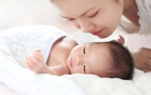 家长谈论养娃的压力 躺不起也卷不动（养娃压力）