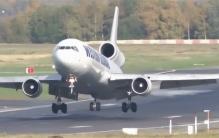 飞机有上百吨重 要多快才能起飞（飞机起飞）