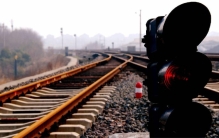 火车轨道旁边都是杂草 为啥中间不会长（轨道保护）