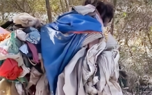 男子在外流浪30年 成为行走的垃圾堆（拾荒人）