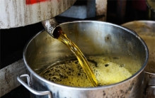 农村自榨油和超市桶装油 那个更好一些（食用油）