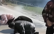 老人怀疑手机被邻居偷走 带着家人路边烧纸诅咒（人心险恶）