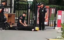 保安殴打外卖小哥 被曝光后装傻（职业歧视）