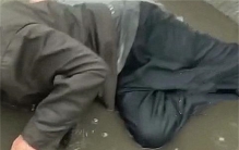 老人下雨天摔倒在水中 小伙录视频搀扶求别讹人（社会现状）