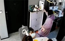 妈妈在旁边突然晕倒 三个孩子还继续吃饭（白眼狼）