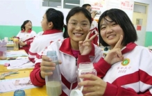 班主任请全班女生喝奶茶 男生只能羡慕（女生福利）