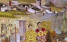 婚礼上新娘不自挂满金镯 都是亲戚送的（结婚风俗）