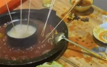 女子吃串串时被多收12元 然后放下狂眼（嚣张狂言）