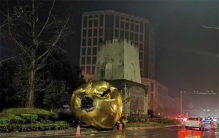 四川邛崃马踏飞燕雕像被风吹翻