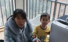 女子砸家里面的东西 原来是因为这个（老人带娃）