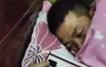 妻子趁丈夫睡着检查手机 看完瞬间崩溃（网络负债）