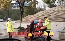 女子骑车带俩孩子上学 交警这样说（交通安全）