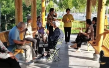 外国游客困惑 中国的老人为啥不用工作（老人工作）