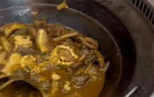 河南男子就餐吃出鸡屎 饭店老板却甩锅（饮食卫生）