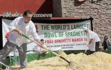 世界最长的碗面行列 长度296.2米的米干(使用3000碗米干)