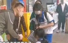 女孩儿弄丢生活费 老太太捡到不肯还（见钱眼开）