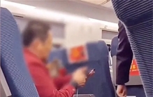 高铁上男子强行换座 说自己身份尊贵（外出丢人）