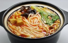 昆明十大特色小吃：烧饵块入榜，过桥米线位居第一