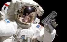 宇航员在空间站 随身佩戴着枪 用来做什么？（太空配枪）