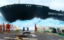 巨轮在海上航行 到使用多少油（轮船油耗）