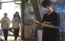 00后男子为了解压 下班儿卖烤肠发财（路边小吃摊）