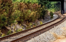 为啥修建火车轨道 没用上不锈钢（轨道锻造）