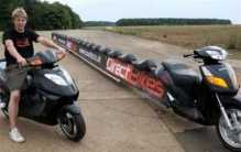 世界上最长的踏板摩托车 可载25人(长度22米)