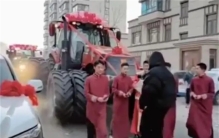 女子结婚用拖拉机接亲 比豪车还要拉风（结婚用车）