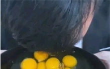 广东小伙吃早饭 直接吃20个生鸡蛋（生猛饮食）