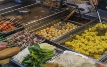 女子买两份麻辣烫 花费175元（天价麻辣烫）