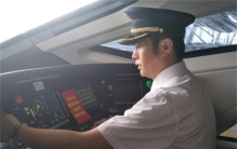 三十秒就要踩一次踏板 高铁司机为啥这么做（高铁安全）