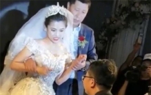 男子娶残疾人妻子 给自己惹下争议（残疾人新娘）