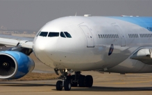 飞机的舱门那么重 为啥都会让空姐手动关（飞机舱门）