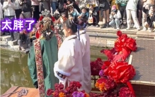 新人在水上举办婚礼 新娘却被大爷嘲讽（身材歧视）