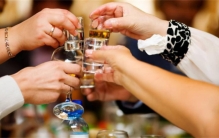 男子酒后骚扰女性 还说自己是公安局长（骚扰女性）