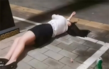 广州女子最倒在马路 不断抽搐无人理会（女子宿醉）