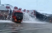 郑州反常天气 大雪压倒大片仓库（反常大雪）