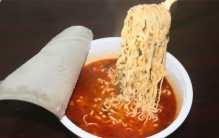 桶装的方便面 为啥比袋装贵（桶装方便面）