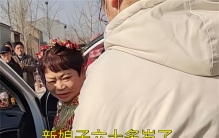 60岁大妈结婚 让同村的大妈们酸的很（黄昏恋）