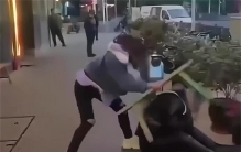 上海女子殴打代驾 还说男友是公安局的（自报家门）