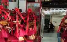 店铺开业摆花篮被罚 为何引发争议（市容市貌）