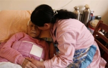 女儿用买房钱给父亲看病 拆迁款却只给儿子（重男轻女）