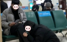 女子医院里疼痛不已 男友却在打游戏（人间百态）