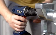 男孩长蛀牙牙痛 父亲却直接用电钻（父亲教育）