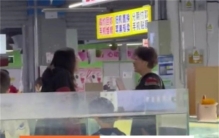 女儿让妈妈买手机 居然以死相逼（孩子教育）