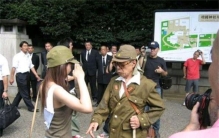 女子穿日本军装 被拘留后引发关注（日本文化）