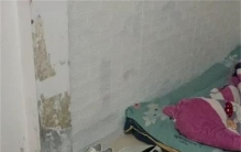 男子打地铺睡出租屋 女友却赶不走（人间真爱）