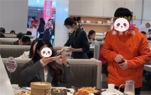 女子和男友吃饭 男友却尽显卑微（恋爱平等）