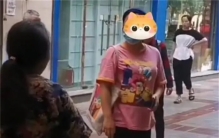 40岁女人不工作 每天花70岁母亲的养老金（中年啃老）